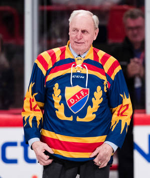 Lasse Björn hyllas innan ishockeymatchen i SHL mellan