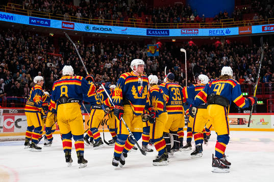 Djurgårdens spelare dansar runt på isen