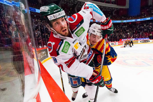 Frölundas Sebastian Stålberg i en närkamp med