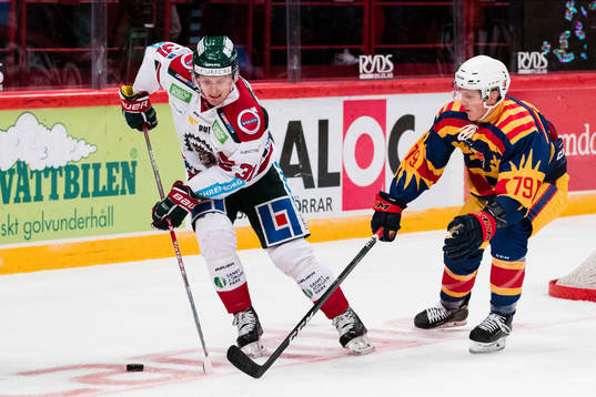 Frölundas Nicklas Lasu i kamp om pucken med Djurgårdens
