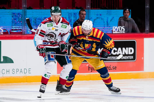 Frölundas Nicklas Lasu i kamp om pucken med Djurgårdens