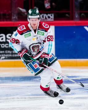 Frölundas Simon Hjalmarsson med pucken