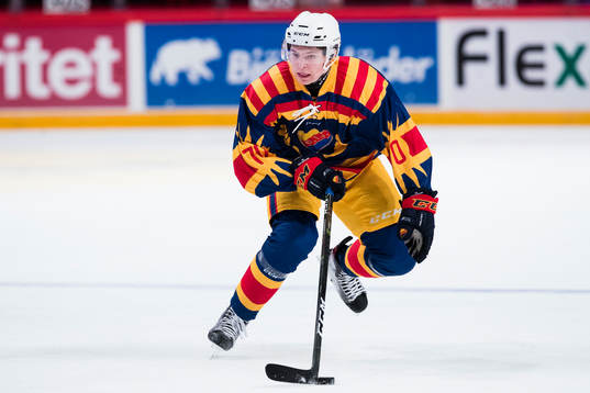 Djurgårdens Marcus Davidsson med pucken