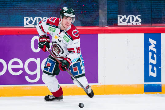 Frölundas Mattias Nörstebö med pucken