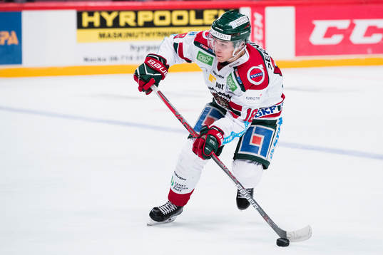 Frölundas Mattias Nörstebö med pucken