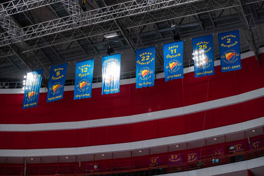 Djurgårdens pensionerade tröjor hänger i taket av Globen