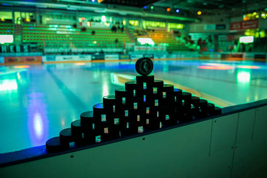 Puckar på sargen innan ishockeymatchen i SHL mellan