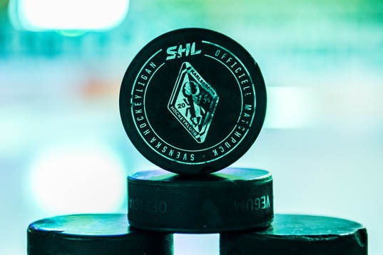 Puckar på sargen innan ishockeymatchen i SHL mellan