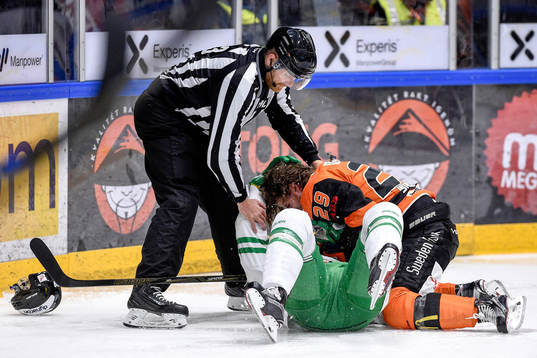 Karlskronas Alexander Wiklund och Rögles Alen Bibic i ett