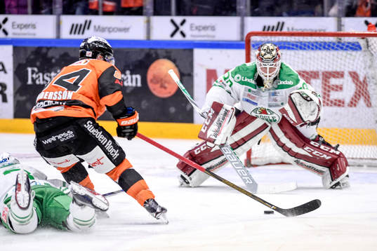 Karlskronas Jimmy Andersson och Rögles målvakt Filip