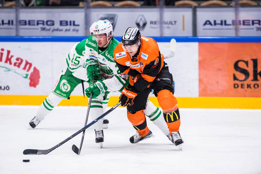 Rögles Ludvig Elvenes  och Karlskronas Emil Larsson i kamp