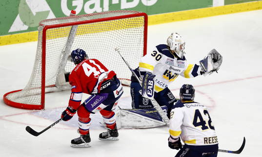 s målvakt Linus Söderström som plockar pucken