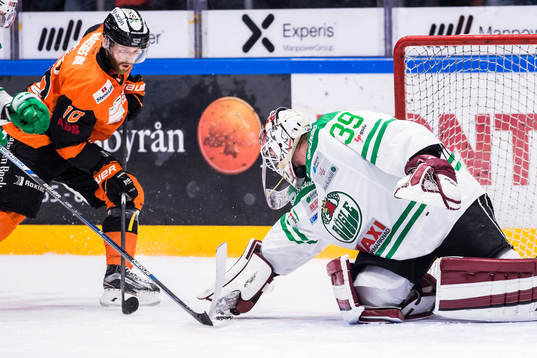 Karlskronas Mattias Guter utmanar Rögles målvakt Anders