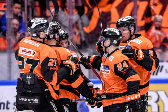 Karlskronas Niklas Arell jublar med lagkamrater