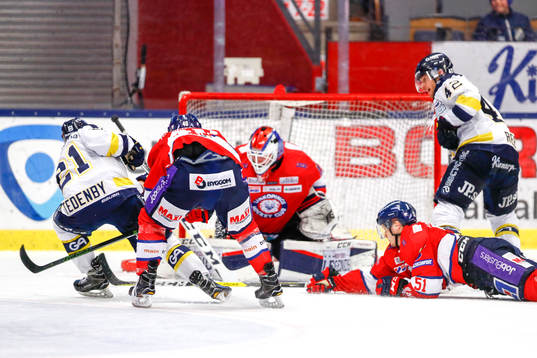 s Mattias Tedenby gör 0-1