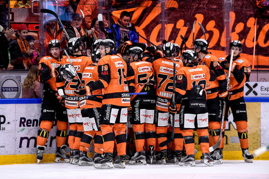 Karlskronas Alexander Bergström jublar med lagkamrater