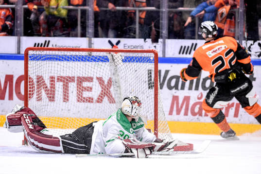 Karlskronas Alexander Bergström har gjort 3-2 bakom