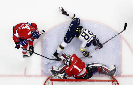 Linköpings Niclas Lundgren, målvakt Marcus Högberg och