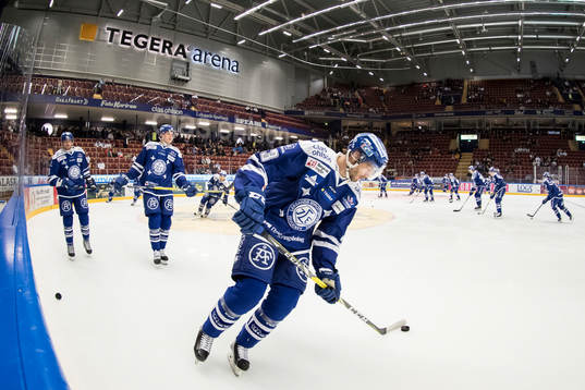 Leksands Daniel Bertov uppvärmning innan ishockeymatchen i