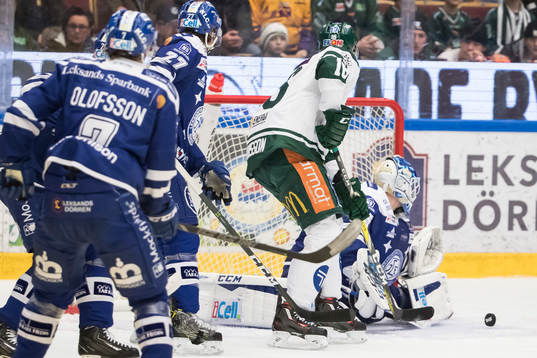 Färjestads Alexander Johansson framför Leksands målvakt