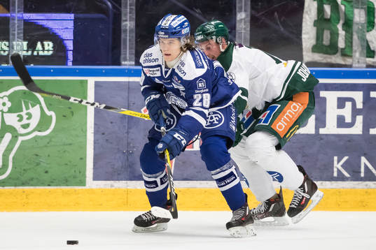Leksands William Wikman framför Färjestads Alexander