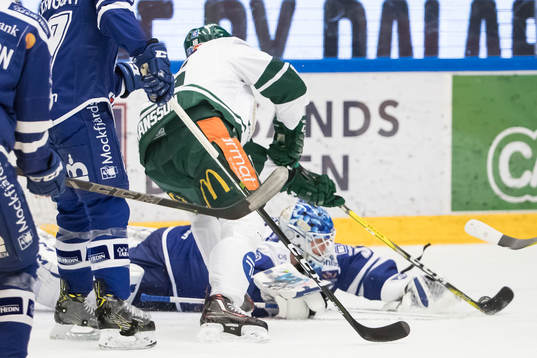 Färjestads Alexander Johansson framför Leksands målvakt