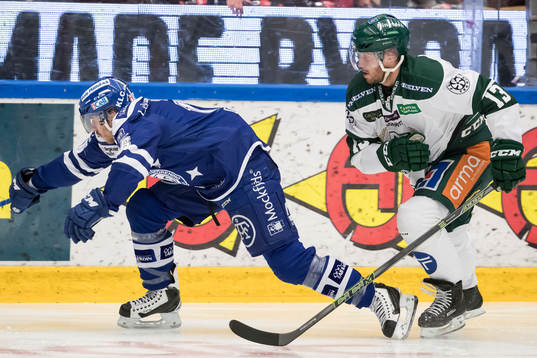 Leksands János Hári jagas av Färjestads Linus Persson i
