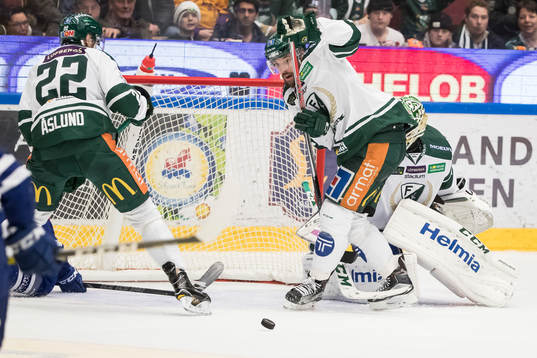 Färjestads Jonas Holös och Per Åslund framför