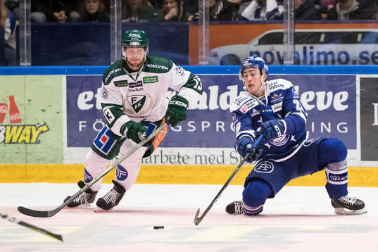 Färjestads Linus Persson och Leksands Tobias Forsberg i