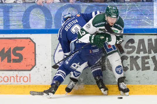 Leksands Daniel Bertov tacklar Färjestads Linus Persson i