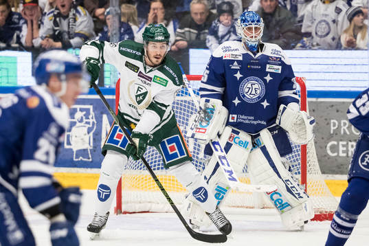 Färjestads Joakim Nygård framför Leksands målvakt Atte