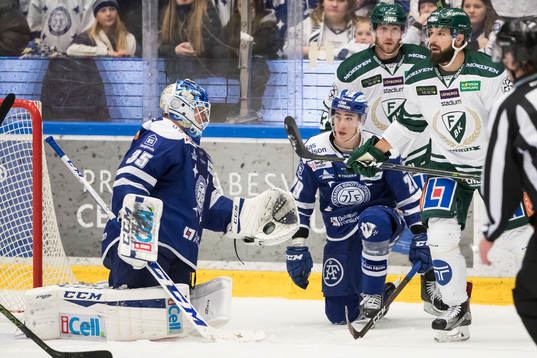 Leksands målvakt Atte Engren blockerar pucken Leksands