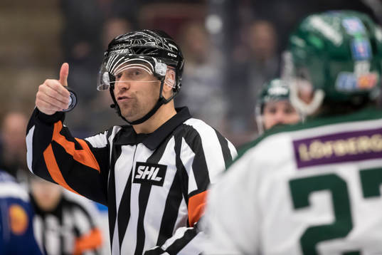 Domare Sören Persson  i ishockeymatchen i SHL mellan