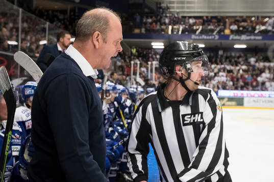 Leksands tränare Per-Erik Johnsson och Linjedomare Emil
