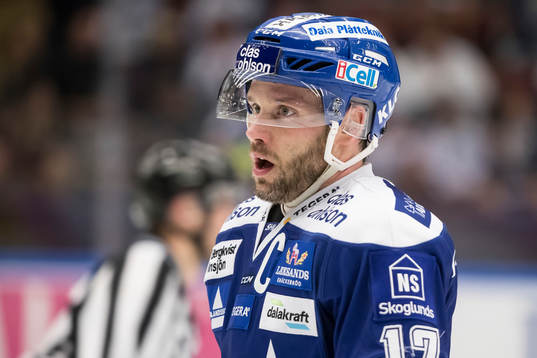 Leksands Jesper Ollas i ishockeymatchen i SHL mellan