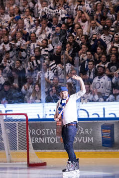 Stiko Per Larsson spelar innan ishockeymatchen i SHL mellan
