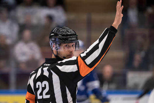 Domare Andreas Harnebring  i ishockeymatchen i SHL mellan