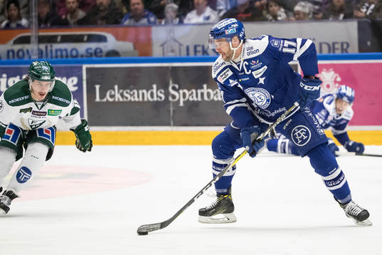Leksands Jesper Ollas i ishockeymatchen i SHL mellan