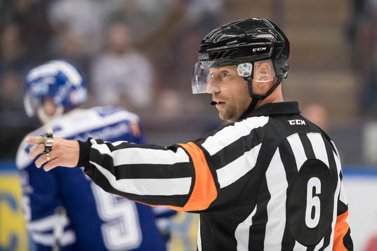 Domare Sören Persson i ishockeymatchen i SHL mellan