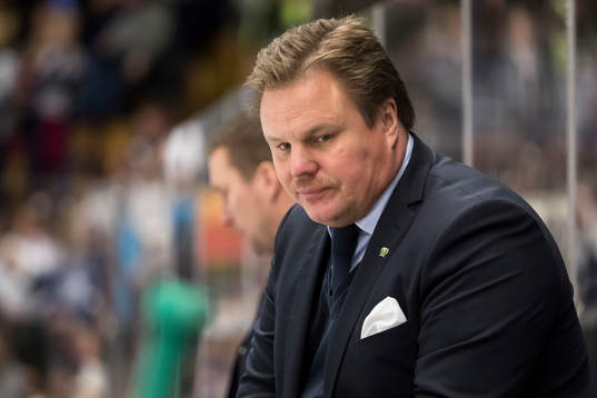 Färjestads Tränare Leif Carlsson i ishockeymatchen i SHL