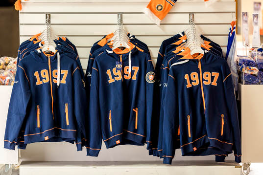 Souvenirbutik före ishockeymatchen i SHL mellan Växjö