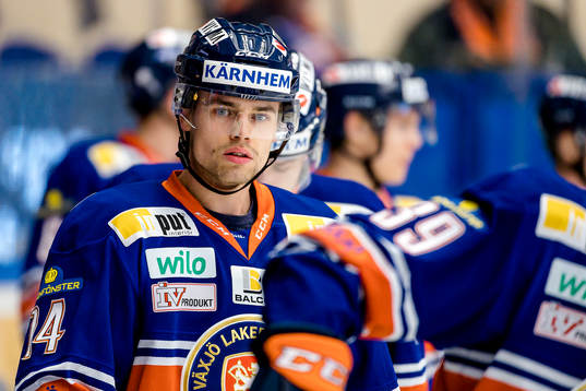 Växjös Emil Pettersson före ishockeymatchen i SHL mellan