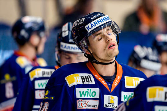 Växjös Emil Pettersson före ishockeymatchen i SHL mellan