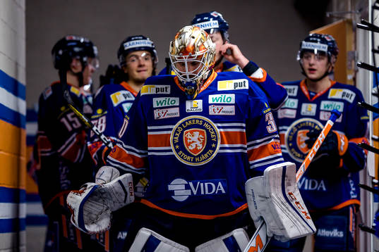 Växjös målvakt Joacim Eriksson före ishockeymatchen i