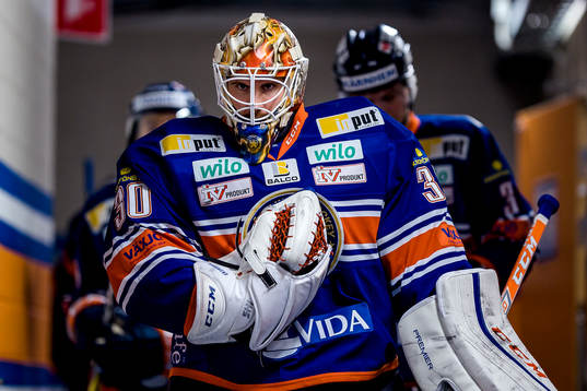 Växjös målvakt Joacim Eriksson före ishockeymatchen i