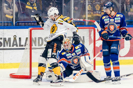 Skellefteås Bud Holloway oroar framför Växjös målvakt