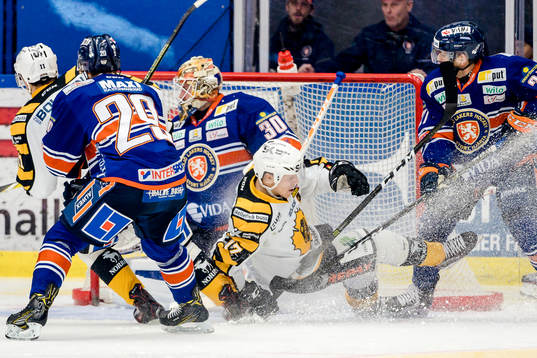 Skellefteås Pär Lindholm faller framför Växjös mål
