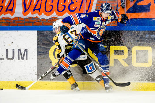 Växjös Emil Pettersson tacklar Skellefteås Sebastian Aho