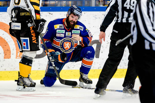 Växjös Linus Fröberg grinar illa
