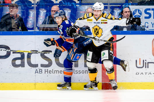 Skellefteås Pontus Petterström tacklar Växjös Adam